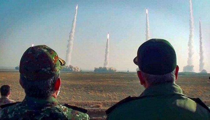 Le chef du Corps des gardiens de la révolution iranienne, Hossein Salami, observe un lancement de missiles lors d'un exercice qui se déroulait l'année dernière. (AFP/File)