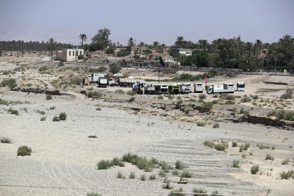 Une photo montre le lit asséché de la rivière al-Kalal dans la ville de Badrah, près de la frontière iranienne, le 28 août 2023. La sécheresse en Irak reflète une baisse du niveau des cours d'eau en raison du manque de pluie et de la diminution des flux provenant des pays voisins en amont, l'Iran et la Turquie. (AFP)