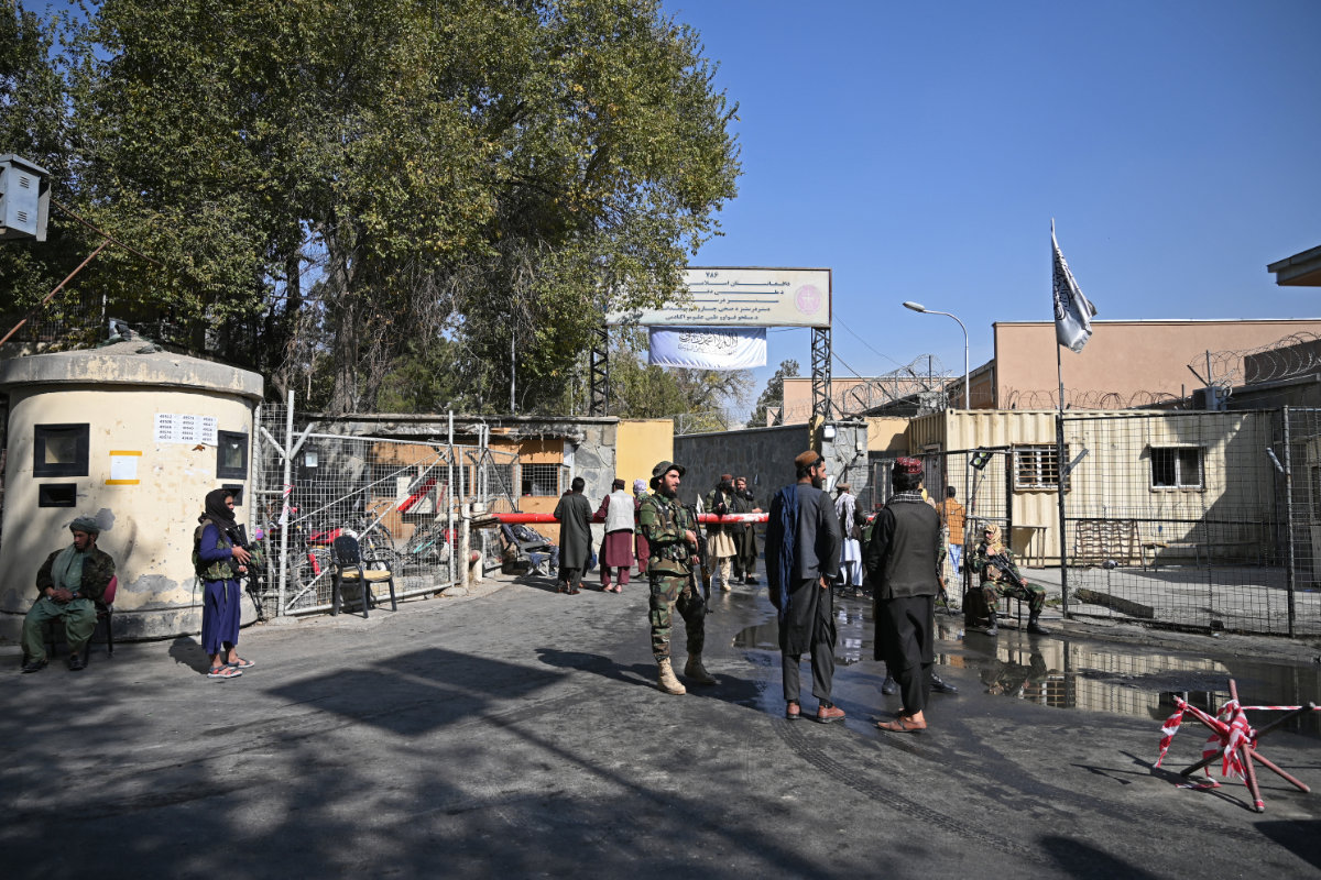 Des combattants talibans montent la garde devant la porte d'entrée de l'hôpital militaire Sardar Mohammad Dawood Khan à Kaboul, le 3 novembre 2021, au lendemain d'un attentat revendiqué par l'État islamique-Khorasan (IS-K), rival de la ligne dure des talibans, dans lequel au moins 19 personnes ont été tuées.  (AFP/File)
