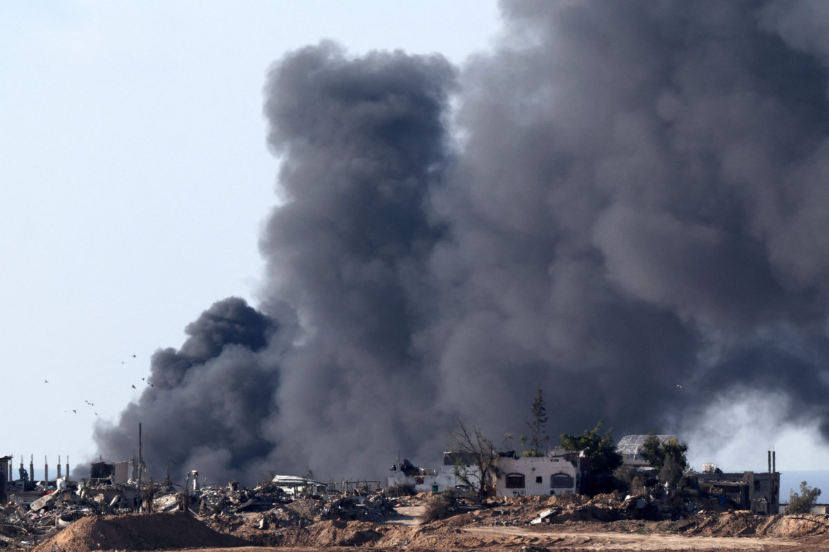 Dans cette photo prise depuis une position dans le sud d’Israël, le long de la frontière avec la bande de Gaza, de la fumée s’élève au-dessus du territoire palestinien lors d’un bombardement israélien, le 5 janvier 2024. (AFP)