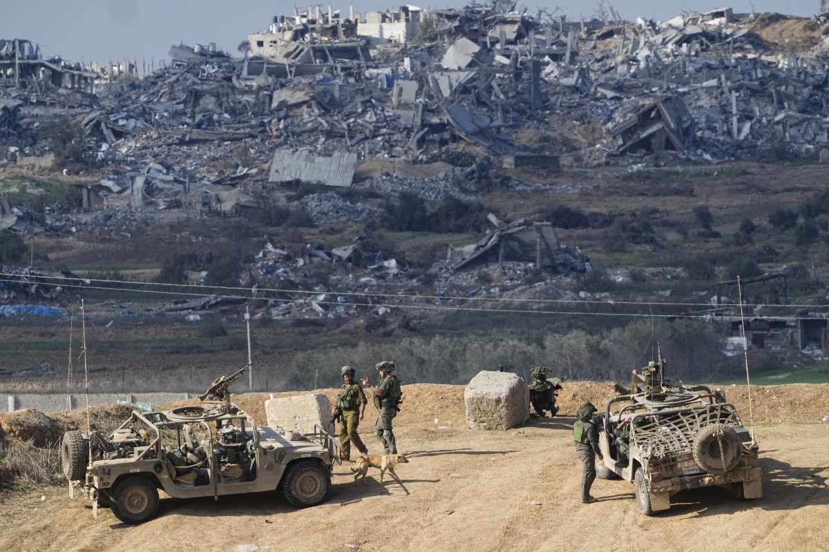 Des soldats israéliens positionnés près de la frontière de la bande de Gaza, le 29 décembre 2023, dans le cadre des combats en cours contre le mouvement palestinien Hamas. (Photo, AP)