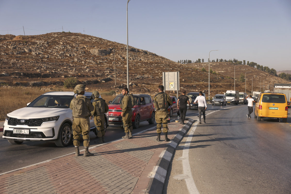 L’armée israélienne tient un poste de contrôle à l’entrée fermée du sud de la ville d’Hébron, en Cisjordanie occupée, près de la colonie israélienne de Beit Haggi. (AFP)