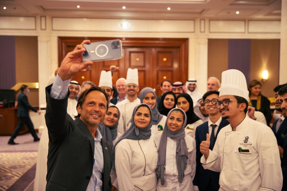 Le PDG de la Red Sea Development Company, John Pagano, avec un groupe d’étudiants saoudiens en hôtellerie. (Photo fournie)