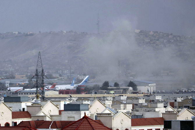 De la fumée s'élève après une explosion meurtrière à l'extérieur de l'aéroport de Kaboul, en Afghanistan, le 26 août 2021. (AP/File)