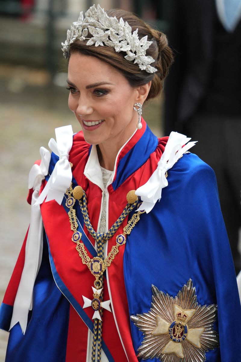 La princesse de Galles Kate Middleton est arrivée à l'abbaye de Westminster vêtue d'une robe et d'un manteau de cérémonie - apparemment à la demande du roi Charles et de la reine Camilla - portés sur une robe Alexander McQueen en crêpe de soie ivoire brodée de lingots d'argent et de fils, avec des motifs de roses, de chardons, de jonquilles et de trèfles. (AFP)