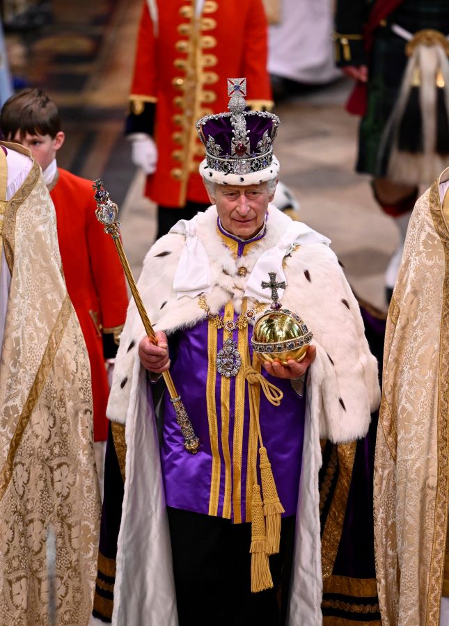 La couronne d'État impériale, fabriquée en 1937, a été portée par le roi après la cérémonie, alors qu'il se rendait au palais de Buckingham. (Getty Images)