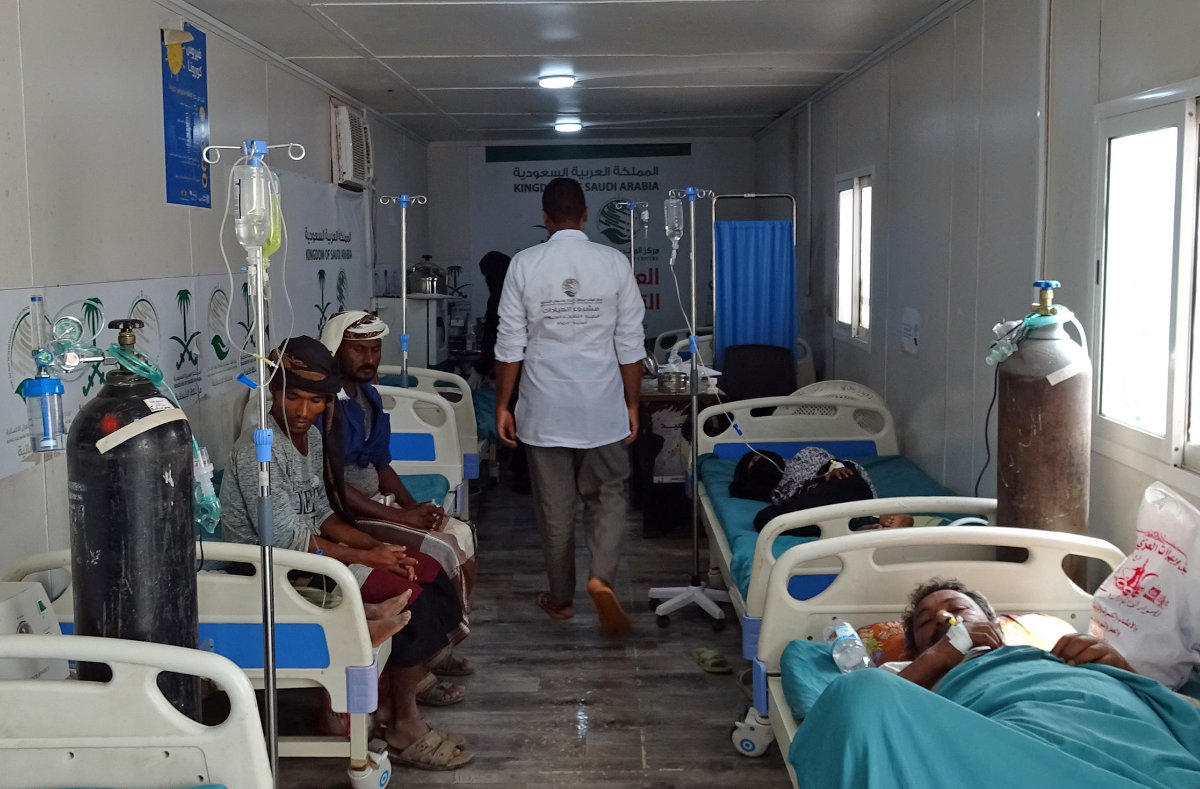 Des Yéménites déplacés reçoivent des soins médicaux dans un dispensaire géré par le Centre d’aide humanitaire et de secours du roi Salmane (KSrelief) dans la province occidentale de Hodeïda, ravagée par la guerre au Yémen, le 24 février 2021. (AFP)