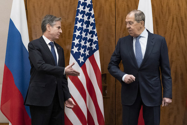 Le secrétaire d’État américain, Antony Blinken, à gauche, rencontre le ministre russe des Affaires étrangères, Sergueï Lavrov, à Genève, en Suisse, le 21 janvier 2022. (AP)