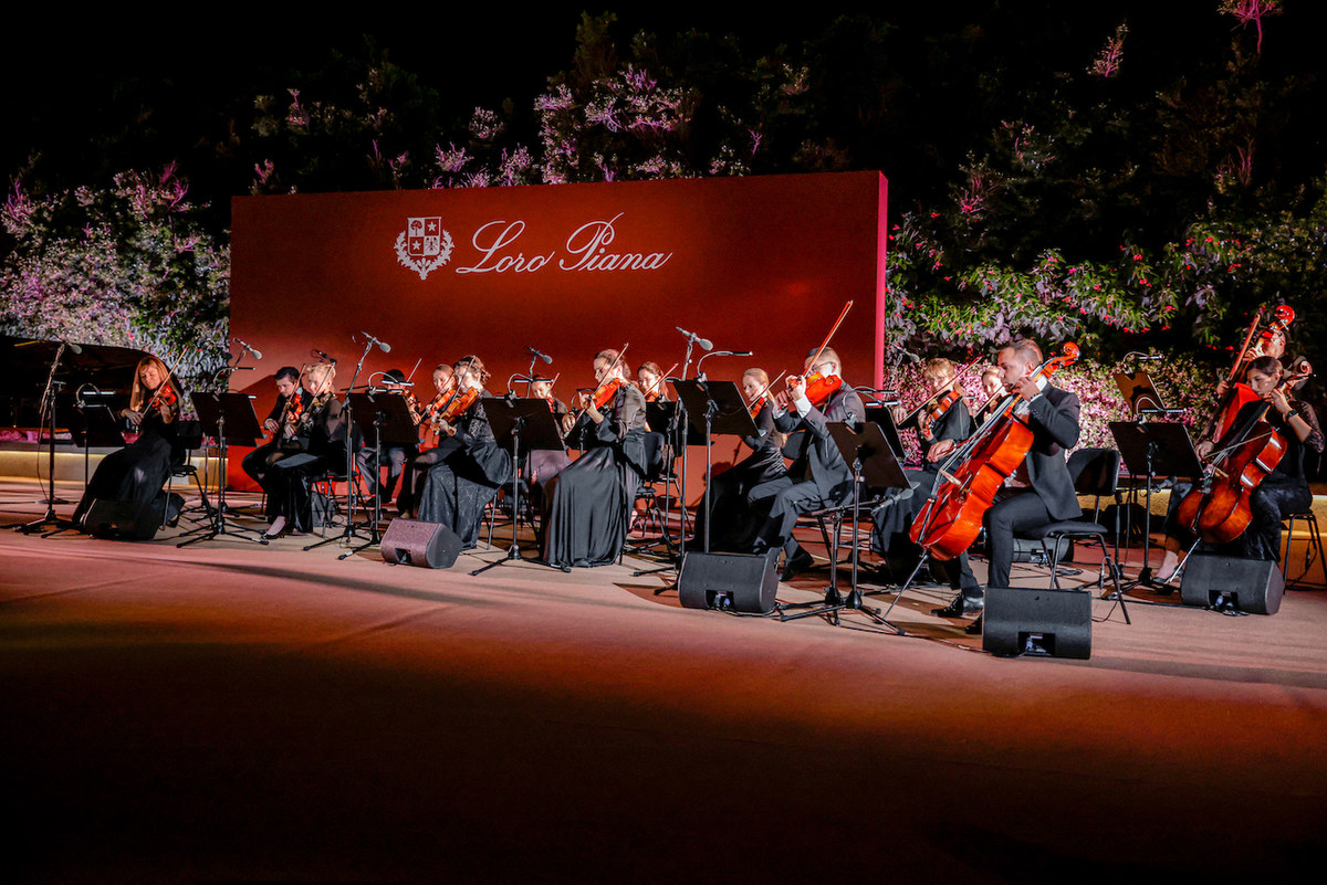 Laura Marzadori, première violoniste du Teatro alla Scala lors de l’évènement, rejointe par la section à cordes de l'Orchestre symphonique national. (Photo fournie)