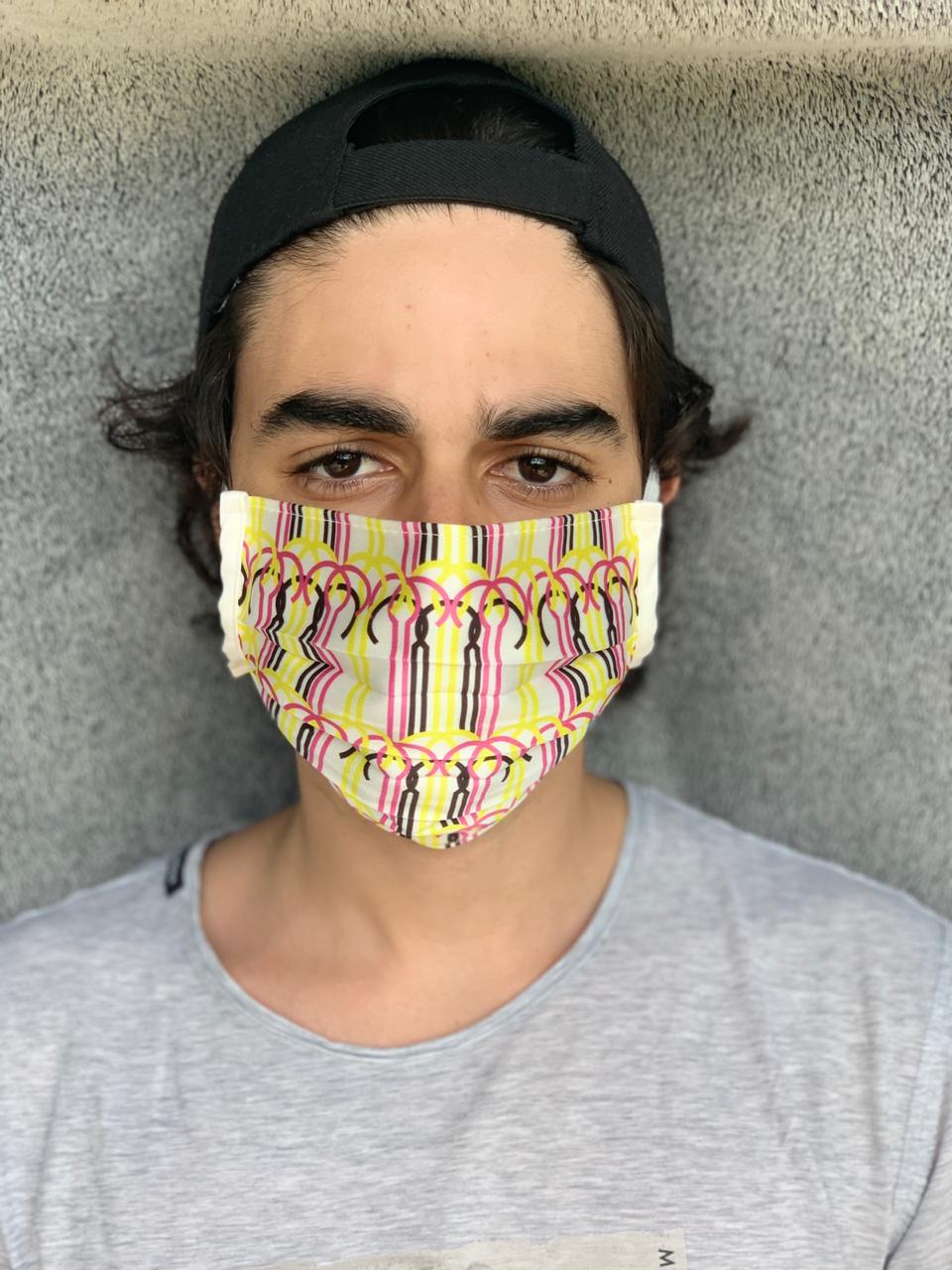 Un masque conçu par l'artiste Zoulikha Bouabdellah et vendu au bénéfice d'une association d'aide aux personnes vulnérables.
