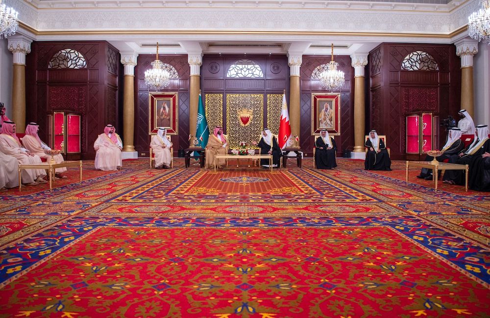 Le prince héritier d’Arabie saoudite, Mohammed ben Salmane, et le souverain du royaume de Bahreïn passent en revue les relations historiques et fraternelles entre les deux pays et les moyens de renforcer la coopération. (SPA)