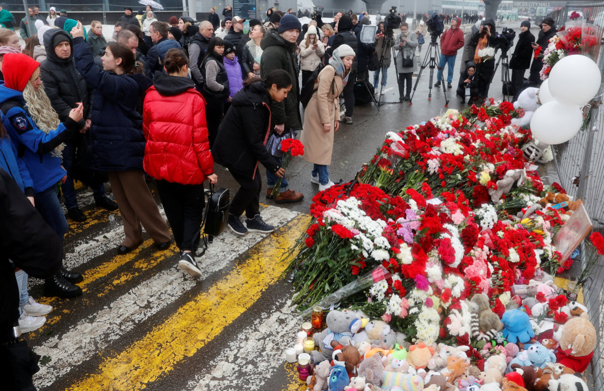 Un mémorial fleuri en hommage aux victime de la fusillade de Moscou le 24 mars 2024 (AFP)