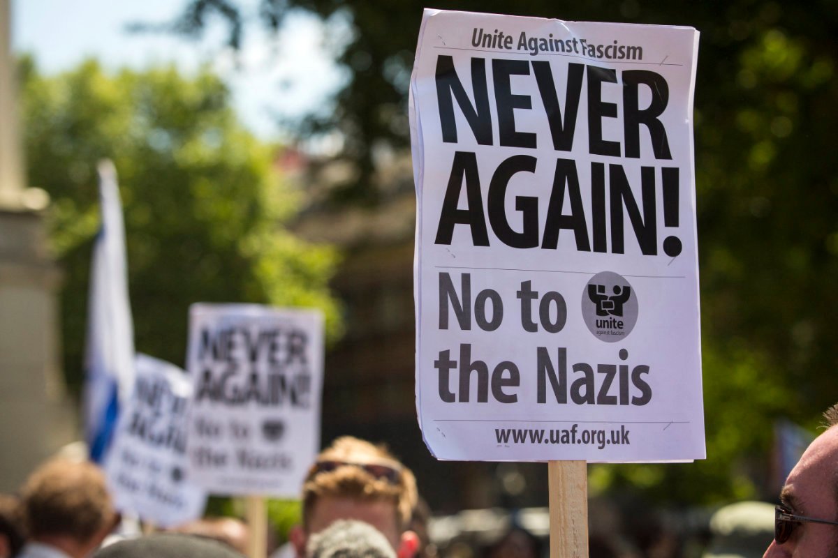 Des pancartes sont brandies lors d'une contre-manifestation à un rassemblement anti-juif, organisé par un groupe de manifestants d'extrême droite à Whitehall, dans le centre de Londres, le 4 juillet 2015. (Photo, AFP)