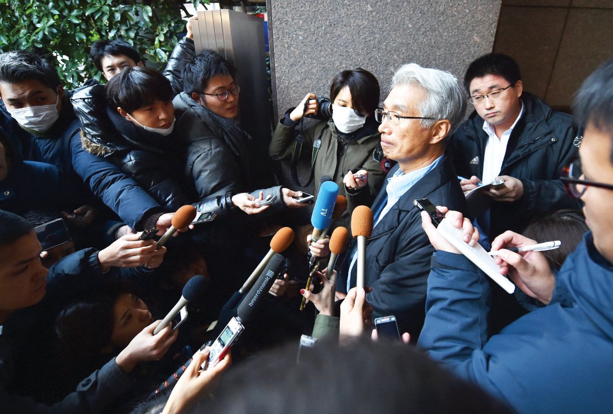 L'ancien avocat japonais de Ghosn, Junichiro Hironaka, parle aux médias devant son bureau à Tokyo. (Photo, AFP/Archives)