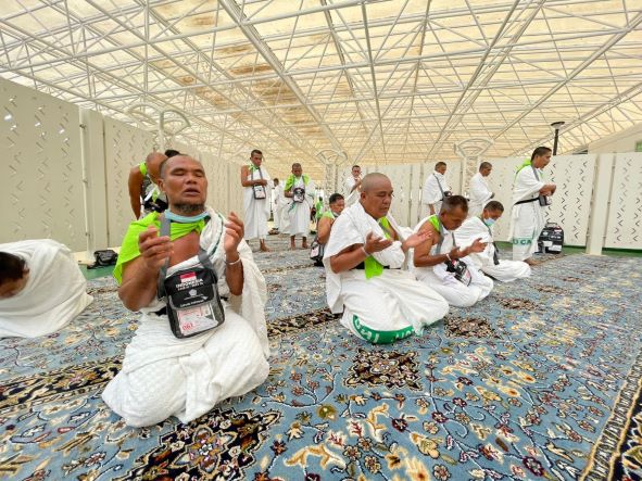 Jemaah haji Indonesia memberikan penghormatan setibanya di Bandara Internasional King Abdulaziz di Jeddah, Arab Saudi, Juni 2022. (Sumber Kementerian Agama RI)