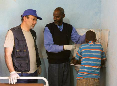 Une photo prise le 10 juin 2012 montre le Dr Omar Saleh (deuxième à gauche), coordinateur des urgences de l’OMS en Somalie, prenant soin d’un jeune patient dans un hôpital de la région de Hudur. (AFP)