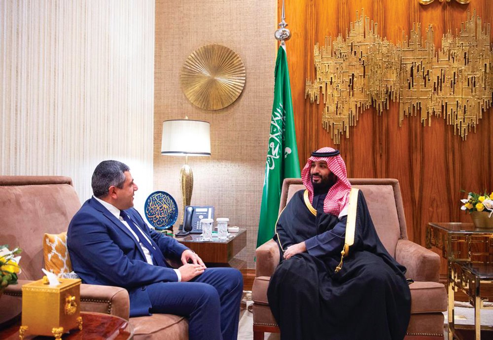 Pololikashvili, à gauche, a déclaré que le prince héritier Mohammed ben Salmane avait beaucoup soutenu le secteur touristique du Royaume pendant la pandémie. (Fourni )
