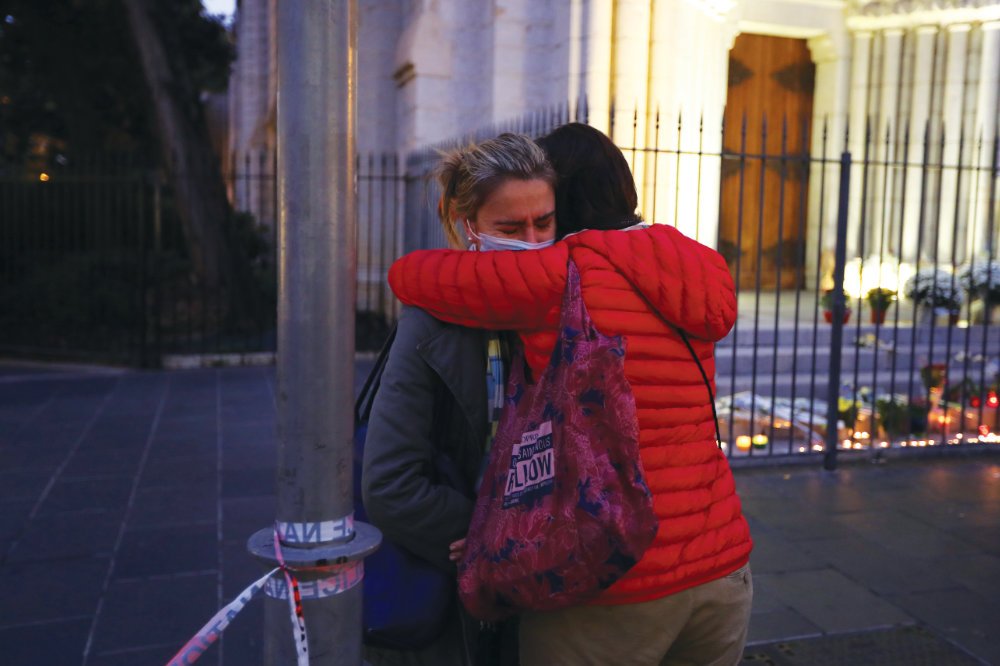 Deux femmes réagissent à l’attaque perpétrée contre la basilique Notre-Dame de l’Assomption à Nice par un meurtrier armé d’un couteau (Photo, AFP)