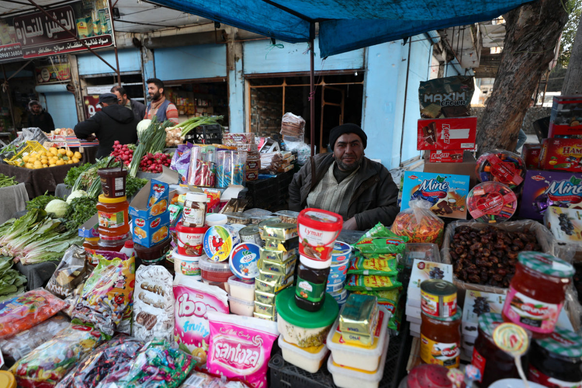 Un vendeur ambulant attend des clients sur le marché principal de la ville d’Al-Bab, tenue par les rebelles, dans la province d’Alep, au nord de la Syrie, à la frontière avec la Turquie. (AFP)