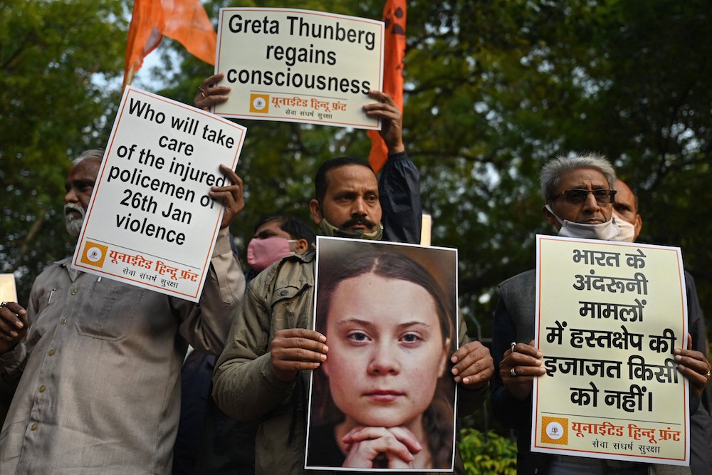 Des militants du United Hindu Front (UHF) brandissent des pancartes ainsi qu'une photo de la militante suédoise pour le climat Greta Thunberg lors d'une manifestation à New Delhi, le 4 février 2021. (AFP/File Photo)