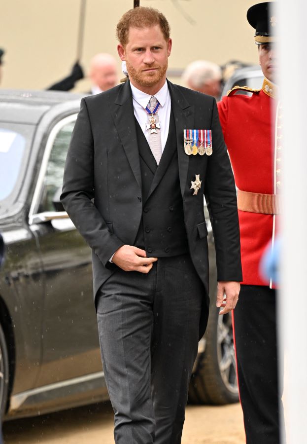 Le prince Harry, duc de Sussex, portait quant à lui un ensemble trois pièces noir avec une queue de pie et des médailles militaires sur la poitrine (AFP).