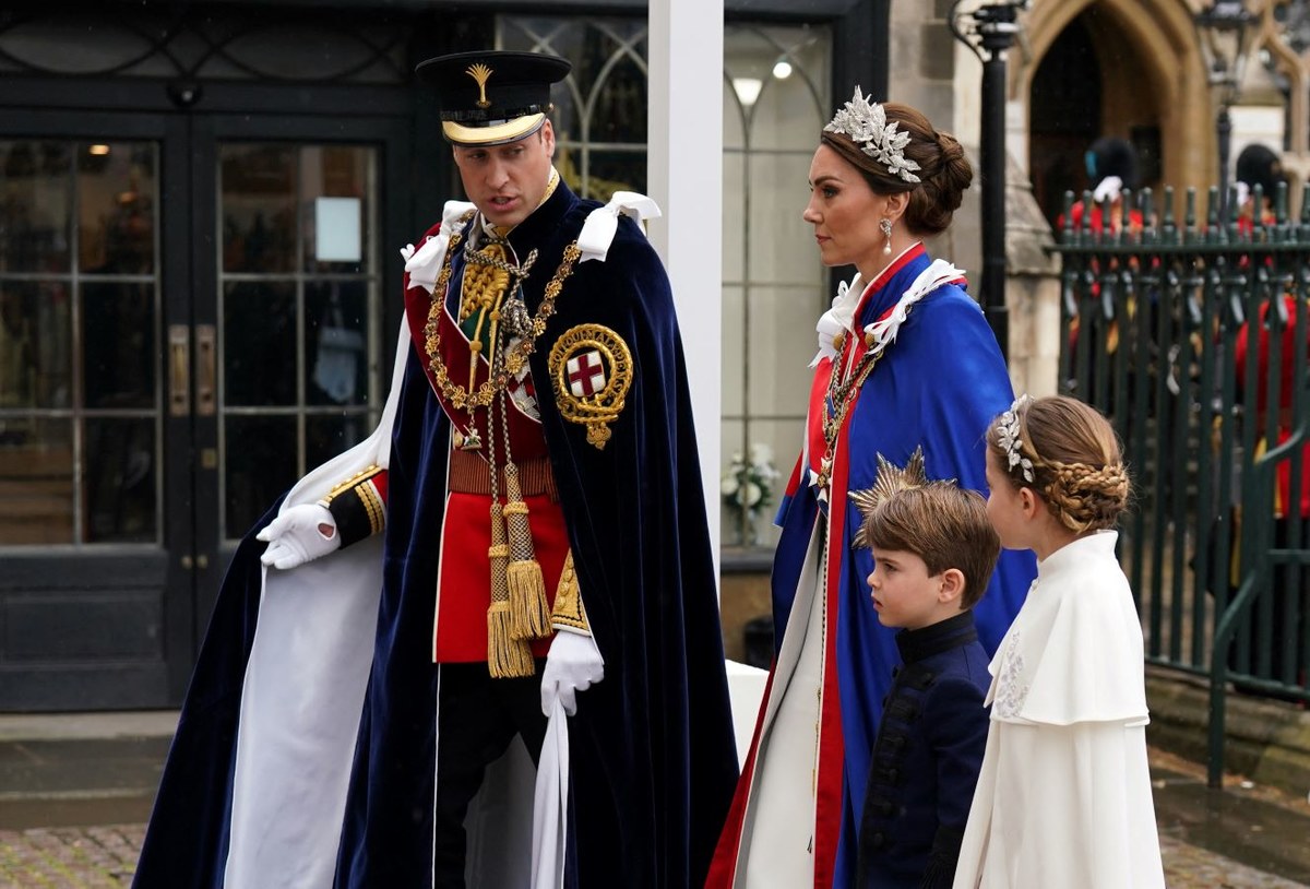 Le prince William, aux côtés de la princesse Kate, portait des tenues de cérémonie et des manteaux par-dessus l'uniforme des Welsh Guards, toujours à la demande du roi Charles et de la reine Camilla (AFP).