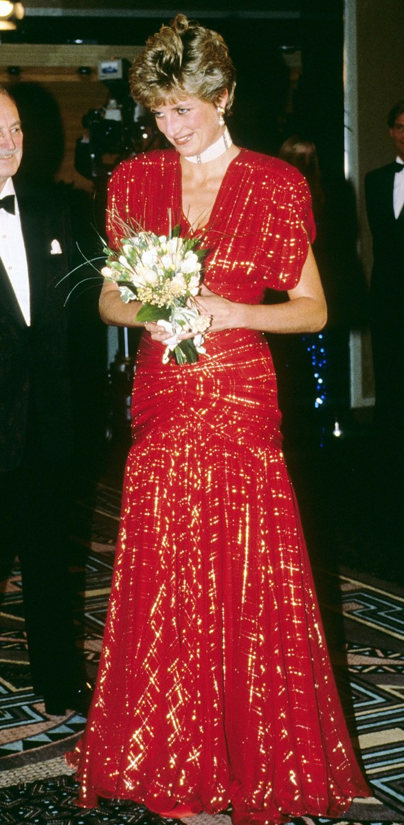La princesse Diana portant une robe conçue par Bruce Oldfield le 18 novembre 1991 (Getty Images).