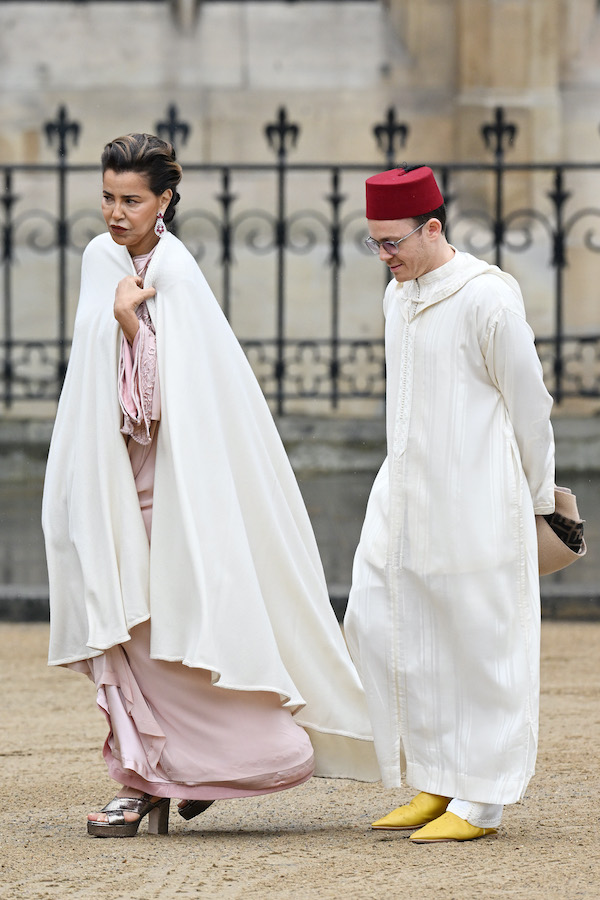 La princesse Lalla Meryem du Maroc est arrivée vêtue d'une robe traditionnelle de couleur lilas et d'une cape blanche enroulée autour de ses épaules. (Getty Images)