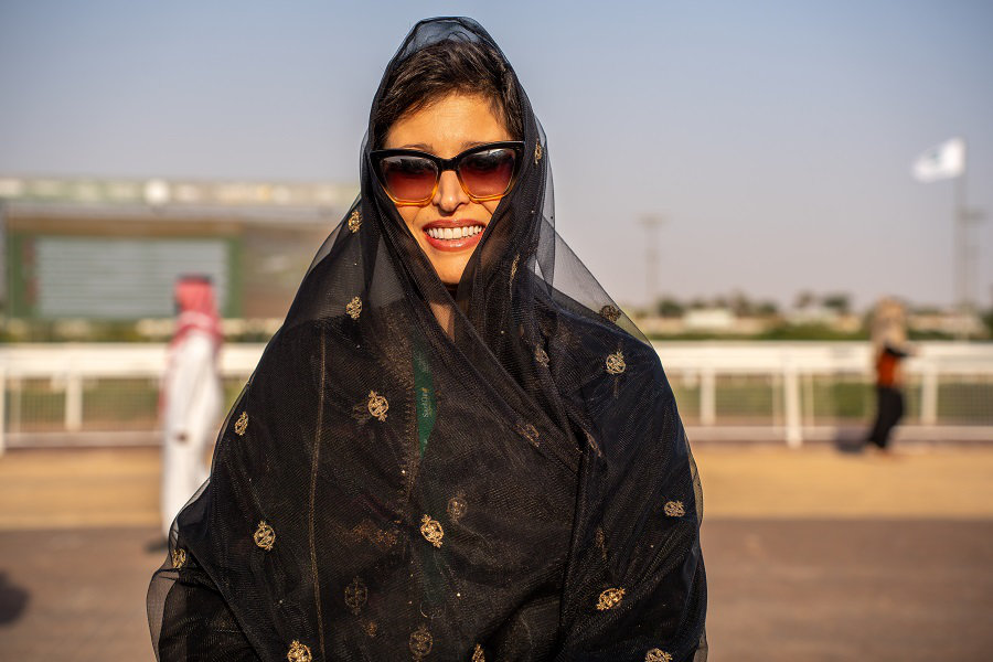 La princesse Nourah Al-Faisal portait un voile de tulle finement brodé, sur une robe rehaussée de broderie sur les poignets. (Photo de Huda Bashatah)