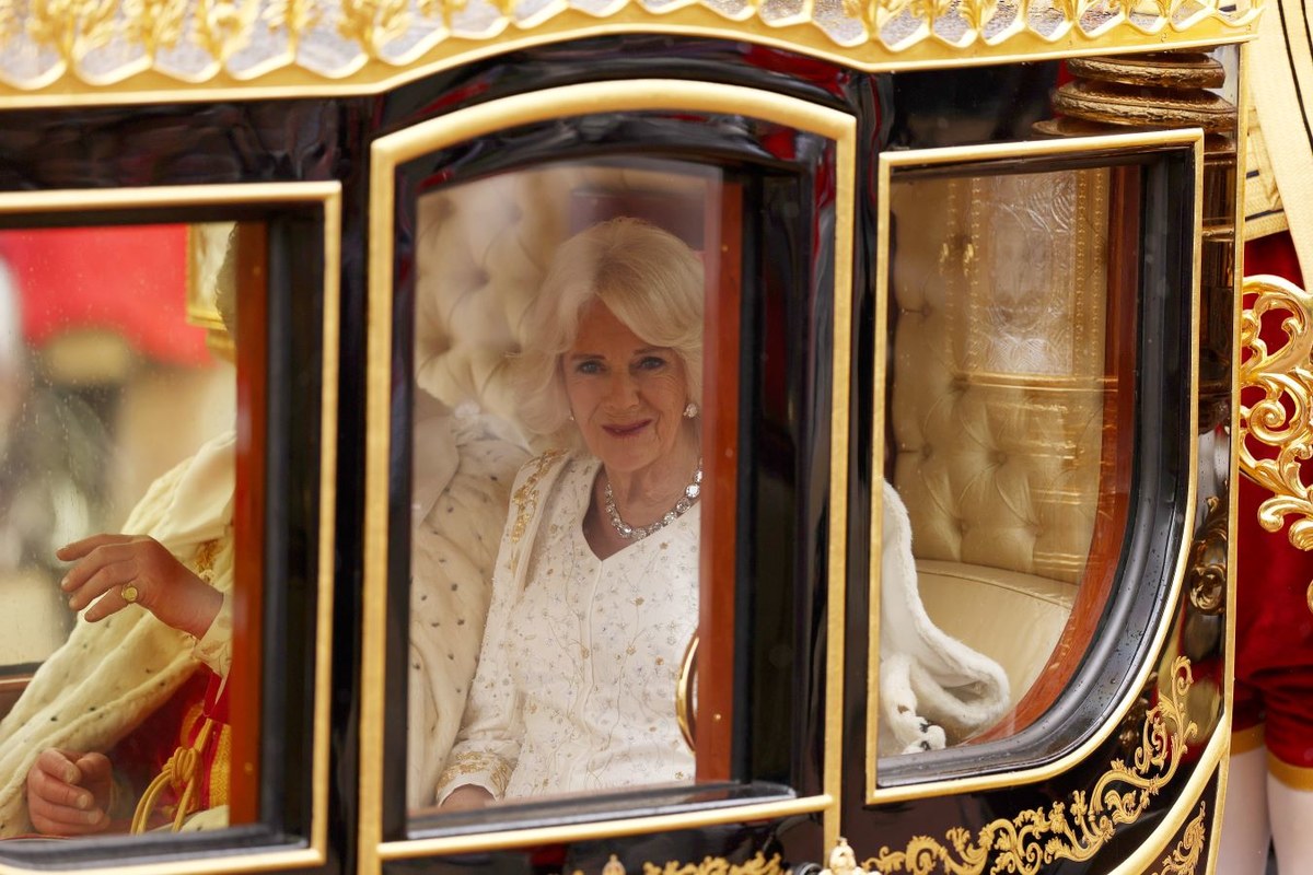 La reine consort Camilla porte le collier de couronnement fabriqué par Garrard pour la reine Victoria et offert à cette dernière en 1858. (Getty Images)