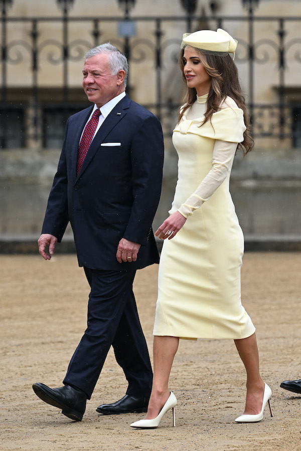 La reine Rania a assisté au couronnement dans une robe crayon de couleur crème. (Getty Images)