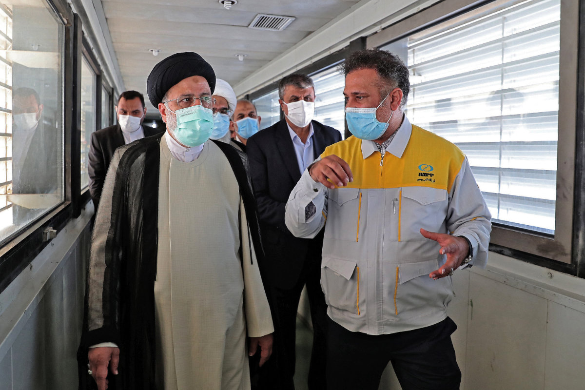 Une photo fournie par la présidence iranienne le 8 octobre 2021 montre le président iranien, Ebrahim Raïssi, en train de visiter la centrale nucléaire de Bouchehr. (AFP)