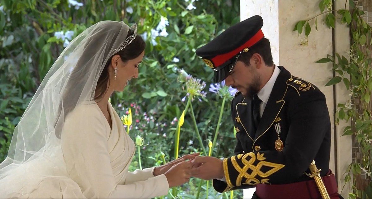 Le couple s’est marié au palais Zahran. (Capture d’écran)