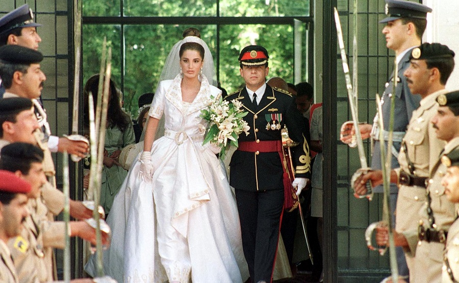 La reine Rania portait une création somptueuse d’Oldfield lors de son mariage, en 1993 (Getty images).