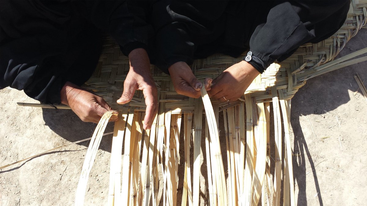 Tissage de tapis en roseau, Rashad Salim 2016. (Fourni)