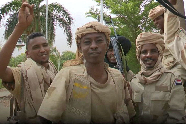 Les Forces paramilitaires de soutien rapide au Soudan se rassemblent près du palais présidentiel de Khartoum le 1er mai 2023. (Capture d’écran de la vidéo des Forces de soutien rapide/ESN/AFP)