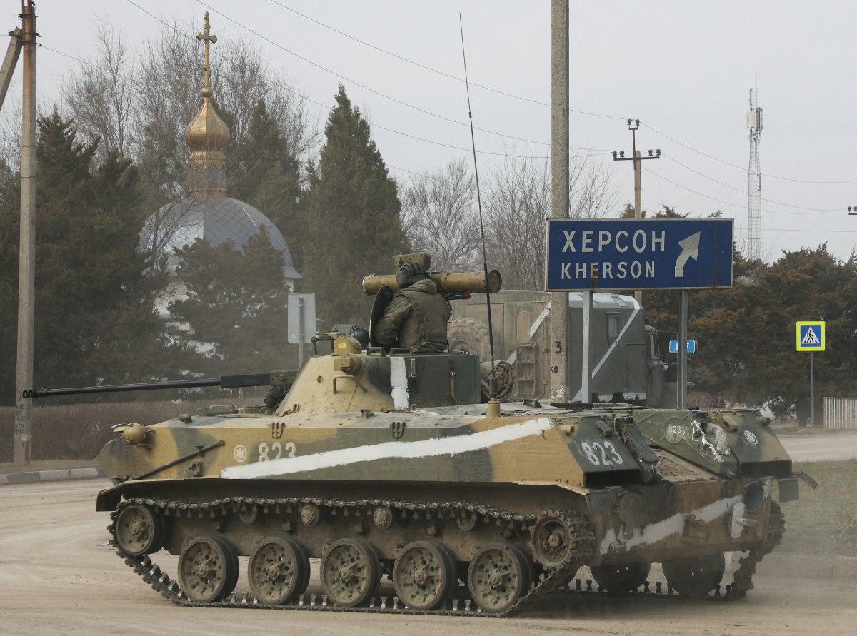 Un véhicule blindé de l'armée russe progresse dans une rue d'Armiansk, en Crimée, après que le président russe, Vladimir Poutine, a autorisé une opération militaire en Ukraine, le 24 février 2022. (Reuters)
