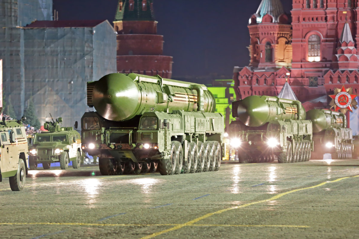 Le RS-24 Yars de la Russie, un missile balistique intercontinental équipé d'un Mirv (technique qui consiste à équiper un missile de plusieurs têtes qui suivent chacune une trajectoire indépendante, NDLR) et d'une arme thermonucléaire, exposé lors de la célébration de la victoire de la Seconde Guerre mondiale à Moscou. (Photo Shutterstock)