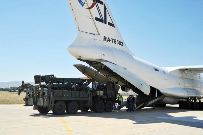 Un avion cargo militaire russe décharge des systèmes de défense antimissile S-400 sur la base aérienne militaire de Murted, au nord-ouest d'Ankara, le 27 août 2019 (Photo d'archive, Ministère turc de la Défense via AFP)