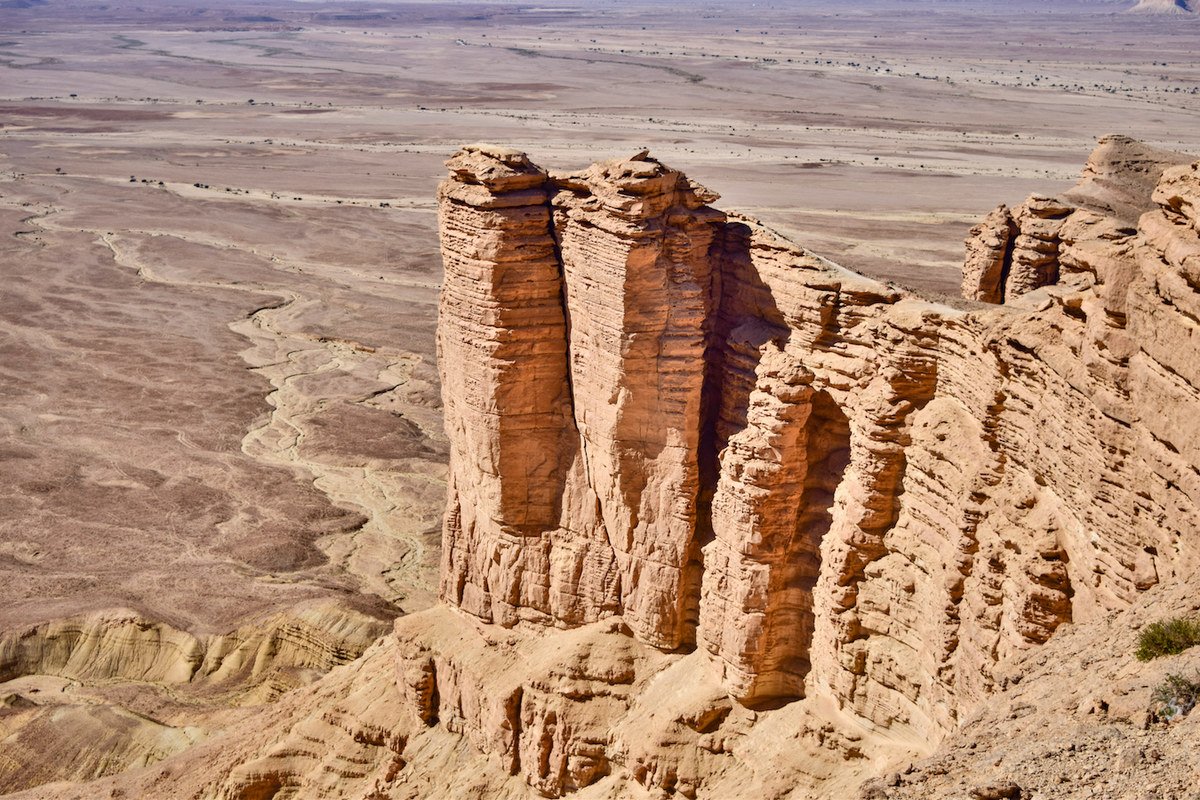 Jebel Fihrayn est l'une des nombreuses falaises le long de l'escarpement de Tuwaiq (Shutterstock) 