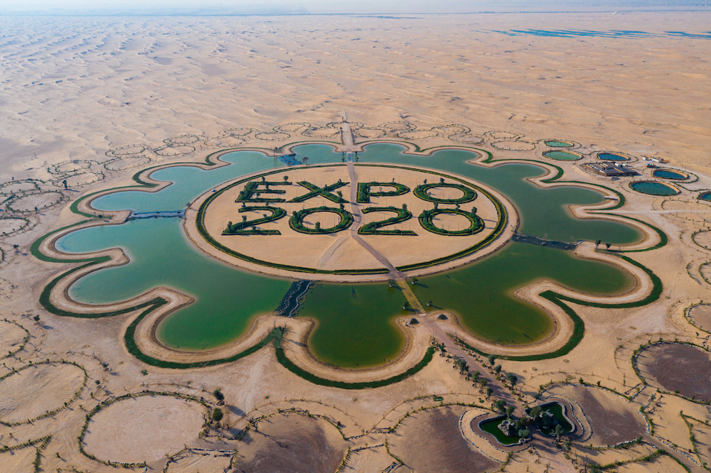 Vue de face du lac artificiel de l’Expo 2020 dans le désert de Dubai, Emirats Arabes Unis.