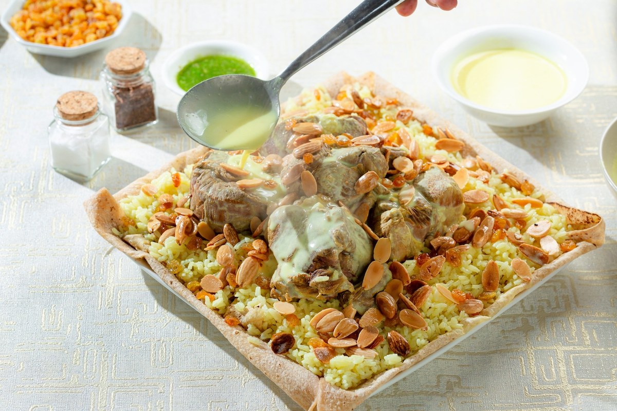 Le mansaf se compose de gros morceaux de viande, d'une sauce au yaourt et de riz (Shutterstock).