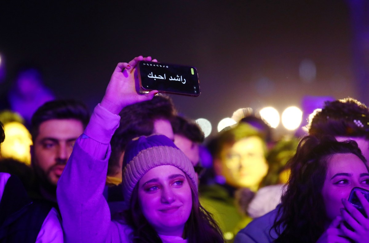 Une fille tenant son téléphone avec l'application mobile Snapchat ouverte, où elle a tapé en arabe et agrandi sur son écran les mots «Je t'aime Rashed», en référence au chanteur saoudien Rashed al-Majed (AN Photo/Saleh Alghannam)