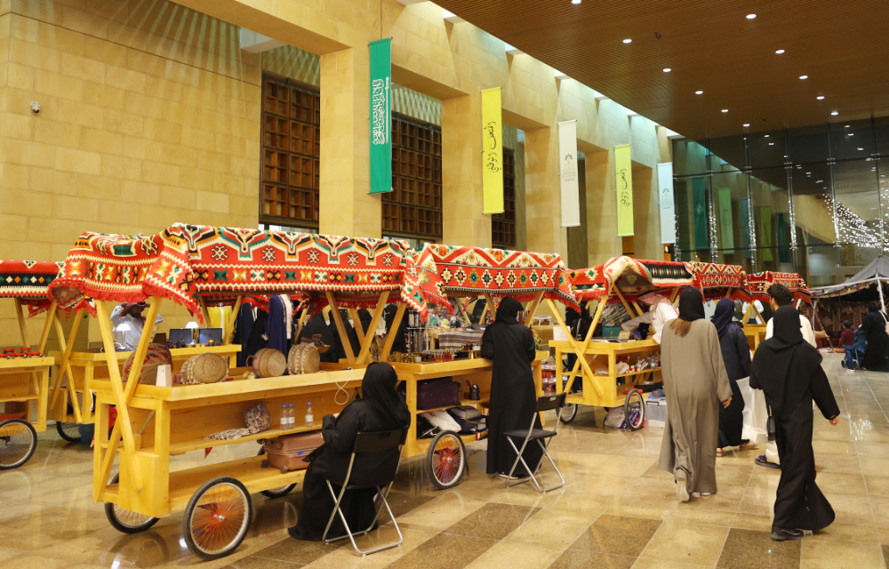 Le programme Marché du ramadan, en coopération avec la Banque de développement social, comprenait des produits, des aliments et des vêtements en lien avec le mois du ramadan, en vue de soutenir les familles (Photo de Saleh al-Ghannam).