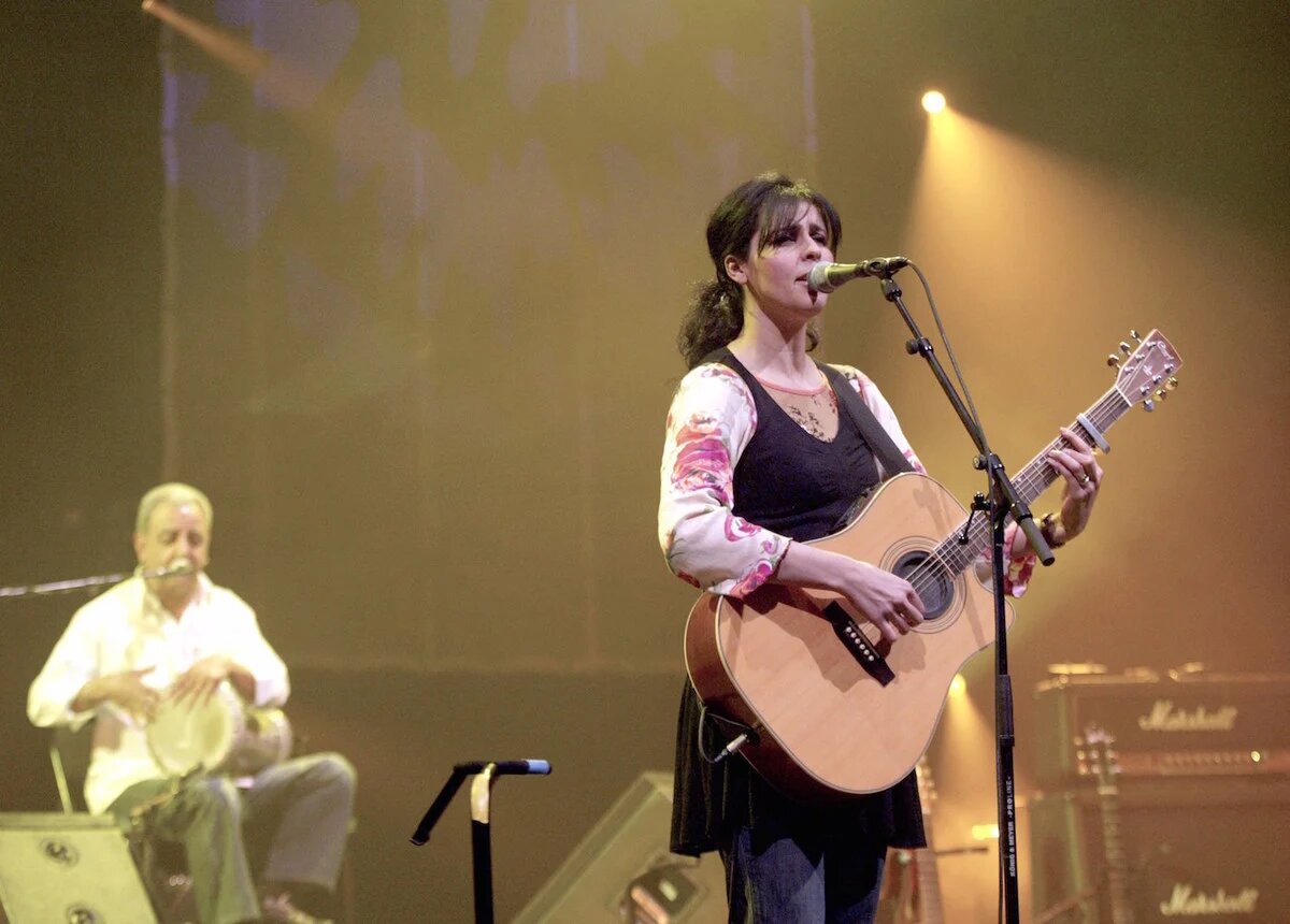 Souad Massi se produit lors du concert des gagnants des Radio 3 Awards For World Music à la Carling Brixton Academy, le 7 avril 2006, à Londres. (Getty Images)