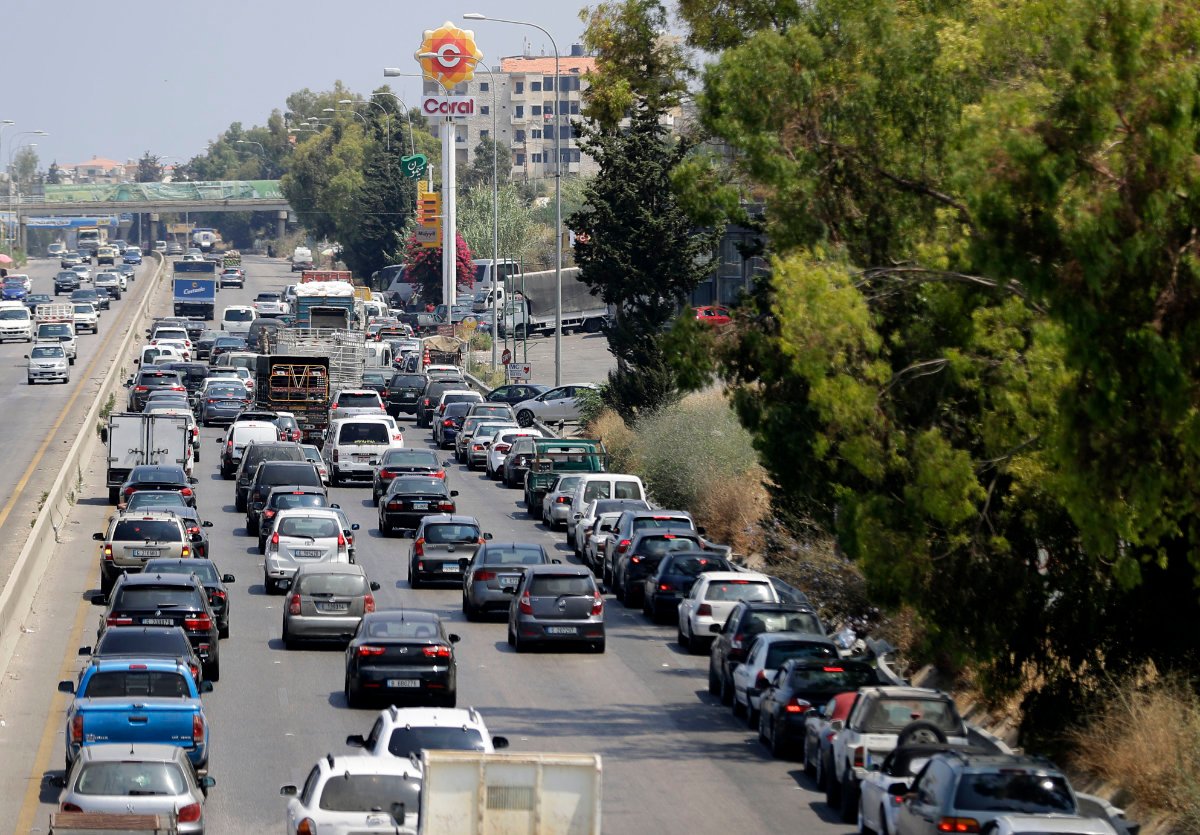 Des véhicules font la queue devant une station-service sur l'autoroute Beyrouth-Saida, au sud de la capitale libanaise, dans un contexte de grave pénurie de carburant. (Photo d'archive AFP)
