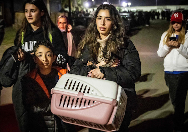 En ung marokkaner som studerer i Ukraina, har flyktet fra krigen og ankommer med katten sin til Casablancas Mohammed V-flyplass 2. mars 2022. (AFP)