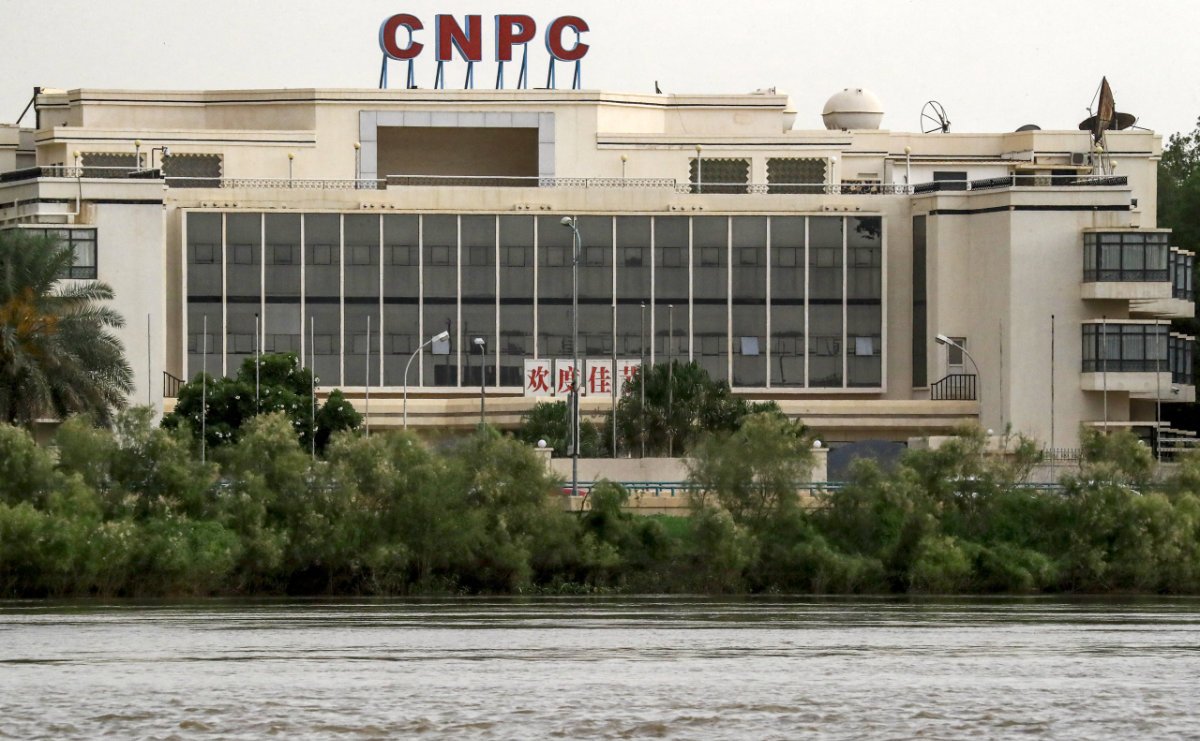 Cette photo, prise le 15 septembre 2022, montre le bâtiment de la China National Petroleum Corporation (CNPC) près du front de mer du Nil à Khartoum, la capitale soudanaise. (AFP)