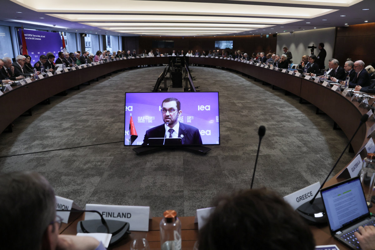 Le président de la COP28, sultan Ahmed al-Jaber, est vu sur un écran alors qu'il s'exprime lors d'une table ronde de haut niveau sur les engagements énergétiques et climatiques de la COP organisée par l'Agence internationale de l'énergie à son siège à Paris, le 20 février 2024. (Photo, AFP)