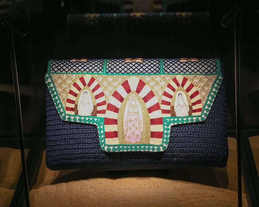 L’exposition présente un large éventail de motifs traditionnels, de bijoux et de sacs à main. (Photo fournie)